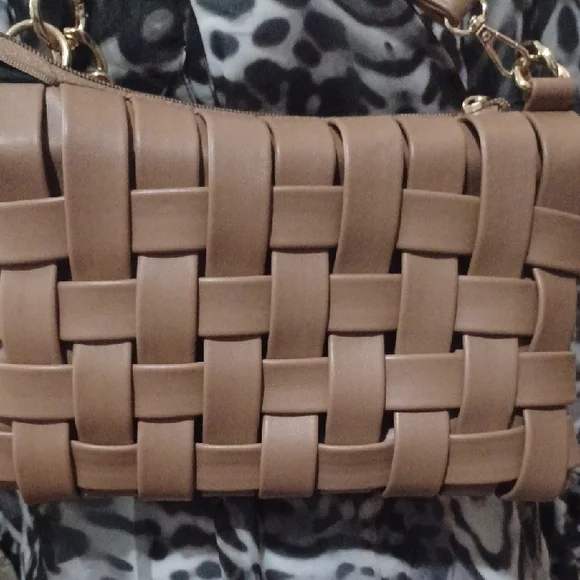 Elegant Tan and Gold Woven Crossbody Bag - Picture 4 of 4